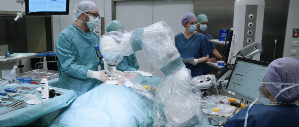 KUKA robot in operation in the OR-X as part of the FAROS project.