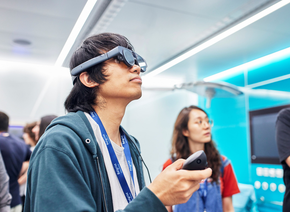 A medical student wearing AR glasses in the OR-X and training with the help of an application.