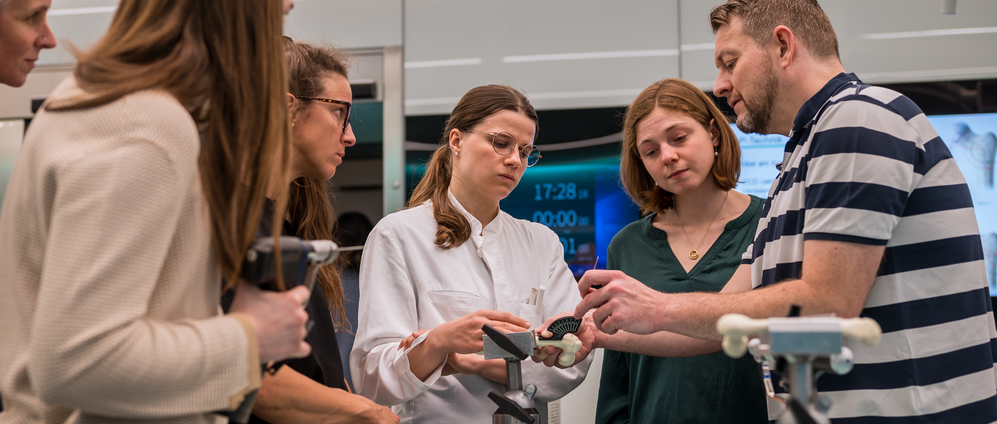 Prof. Thomas Dreher explains a paediatric procedure to Anna Schuler and her fellow residents using a model as part of a resident course in the OR-X.