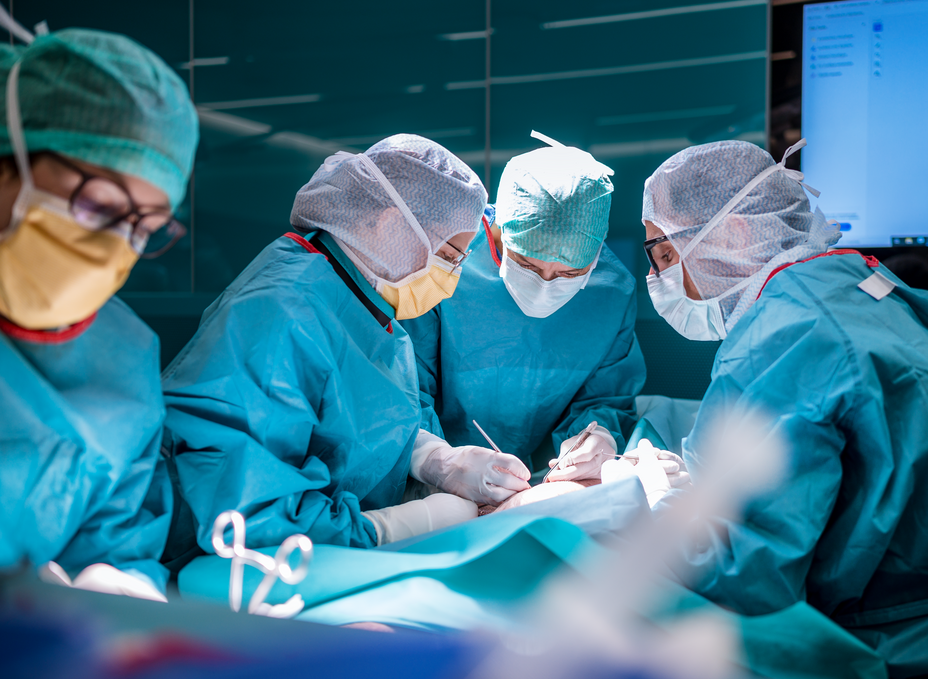Two residents perform a distal radius osteosynthesis in the OR-X under the direction of a senior physician