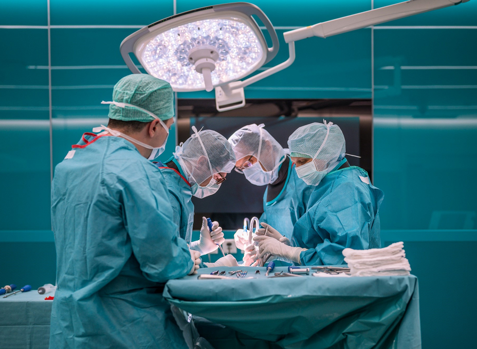 Residents of the Balgrist University Hospital practise instrumentation as part of the spine course at OR-X.