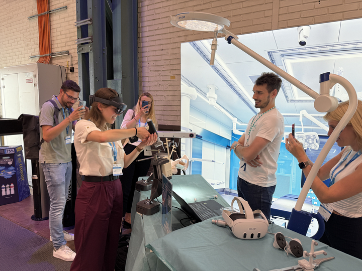 A physician visiting the OR-X booth at the swiss orthopaedics Congress tries out the AR-supported PROFICIENCY demo on an artificial femur.