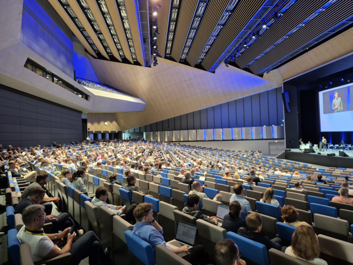 An attentive audience listens to the presentations by Prof. Philipp Fürnstahl and Dr. Fabio Carrillo