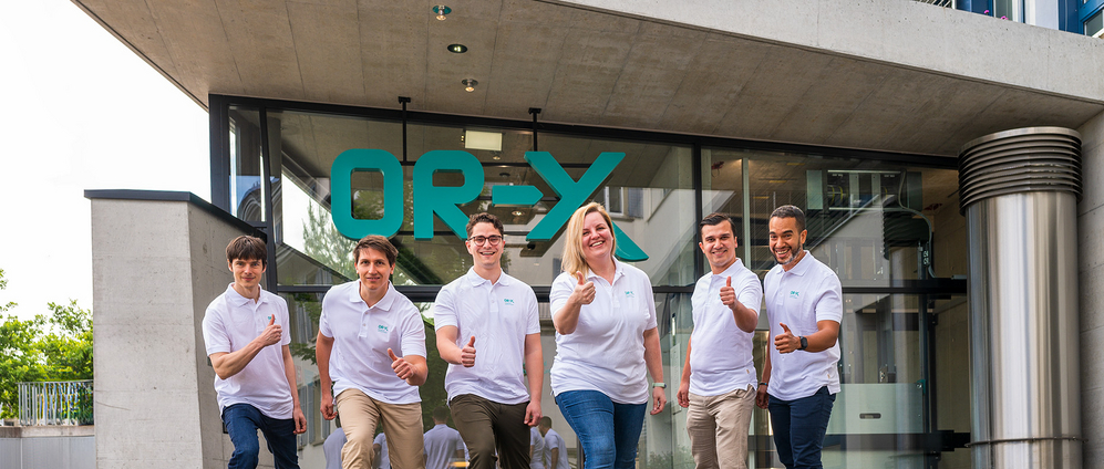 Team of surgeons and researchers that represents the OR-X at the Swiss Orthopaedics Congress standing in front of the OR-X entrance