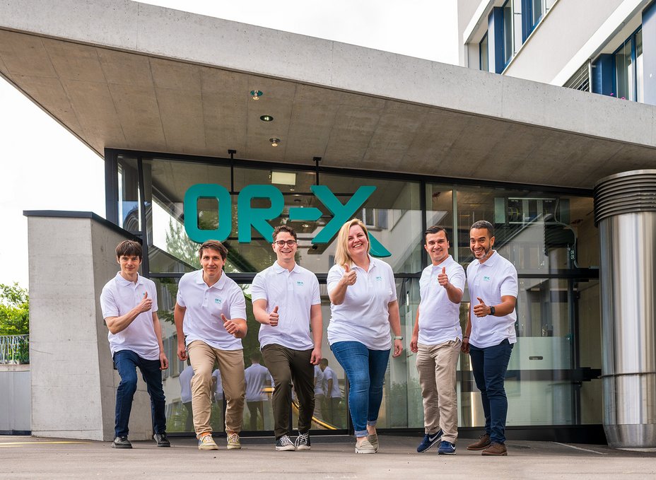 Team of surgeons and researchers that represents the OR-X at the Swiss Orthopaedics Congress standing in front of the OR-X entrance