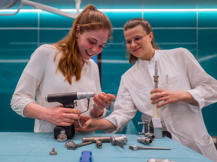 Anna Schuler and a fellow resident support each other in preparing a drill in a Drylab.