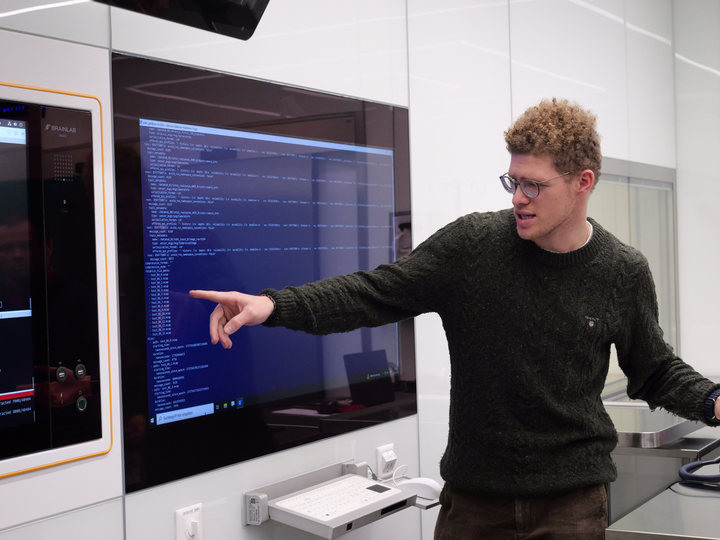  Vincent Schorp (Data Engineer ORD) explains the first data collected displayed on a Brainlab screen.